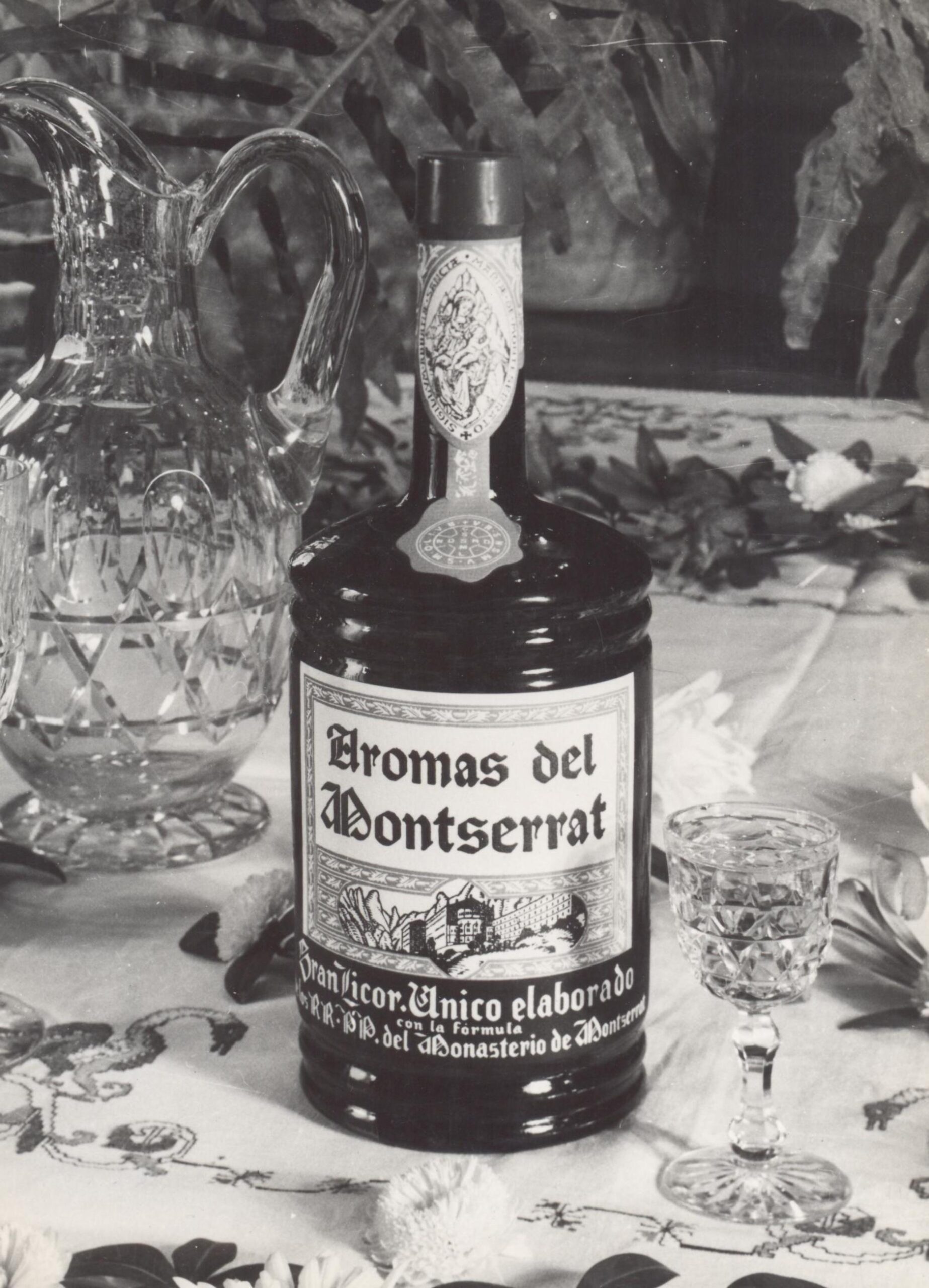 imagen en blanco y negro de una botella de Aromes de Montserrat